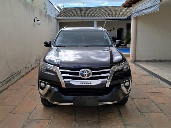 TOYOTA HILUX SW4 2.8 SRX 4X4 7 LUGARES 16V TURBO INTERCOOLER DIESEL 4P AUTOMÁTICO